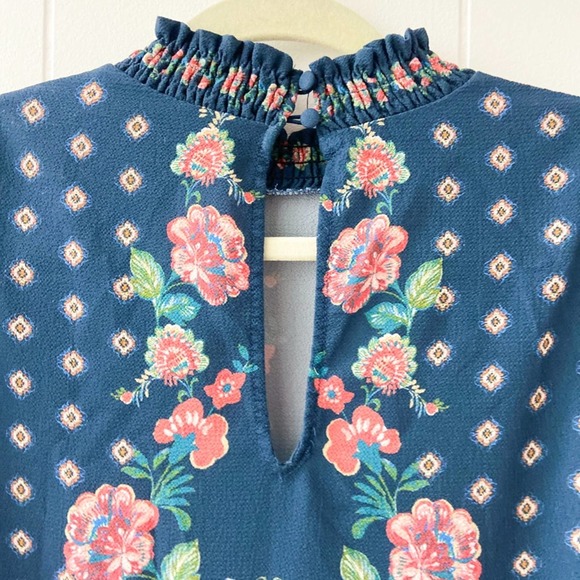 floral printed, turtleneck style top - Picture 9 of 9